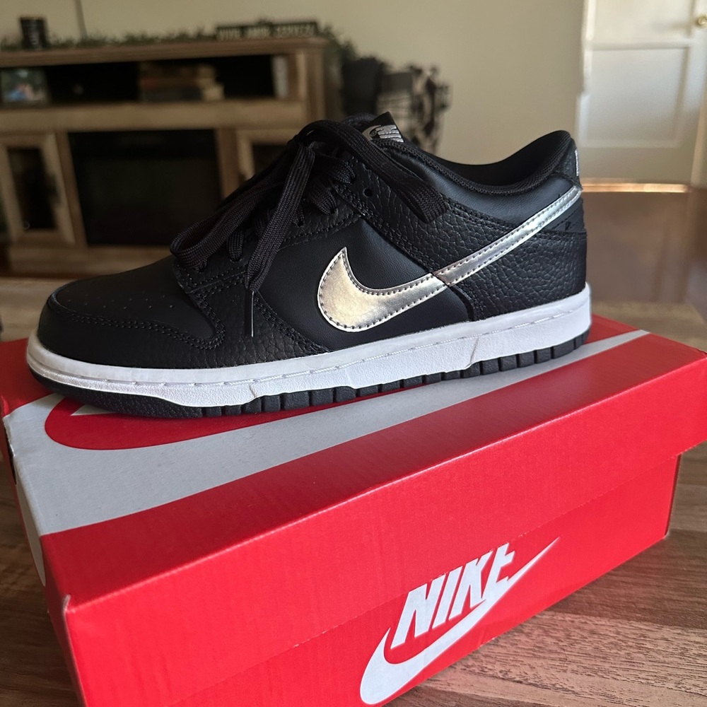 Nike Dunk Low GS/ black with chrome swoosh 5Y/ 6.5W